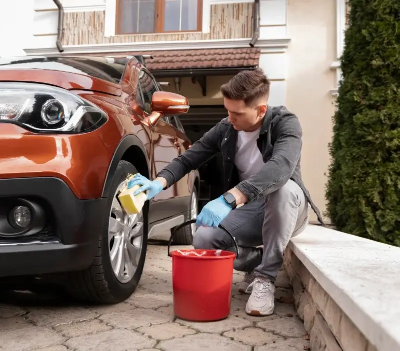 Lavage auto à domicile Laymont : professionnel intervenant sur un véhicule